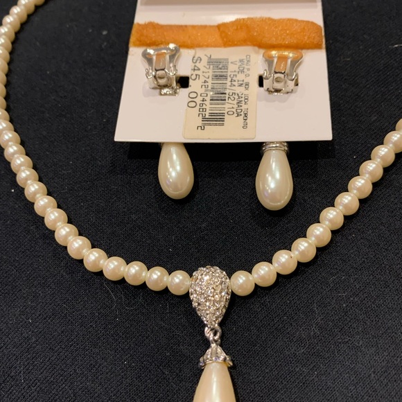 Gorgeous Pearl/Silver Necklace set great for Brides. - Picture 4 of 4